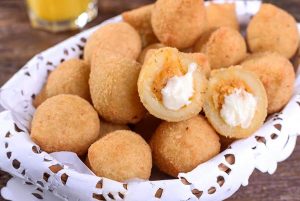 mini coxinha de frango com catupiry